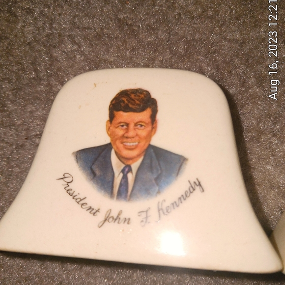 ❤️Set- Vintage John F. Kennedy and Jackie Kennedy Salt and Pepper Shakers * - Picture 2 of 4